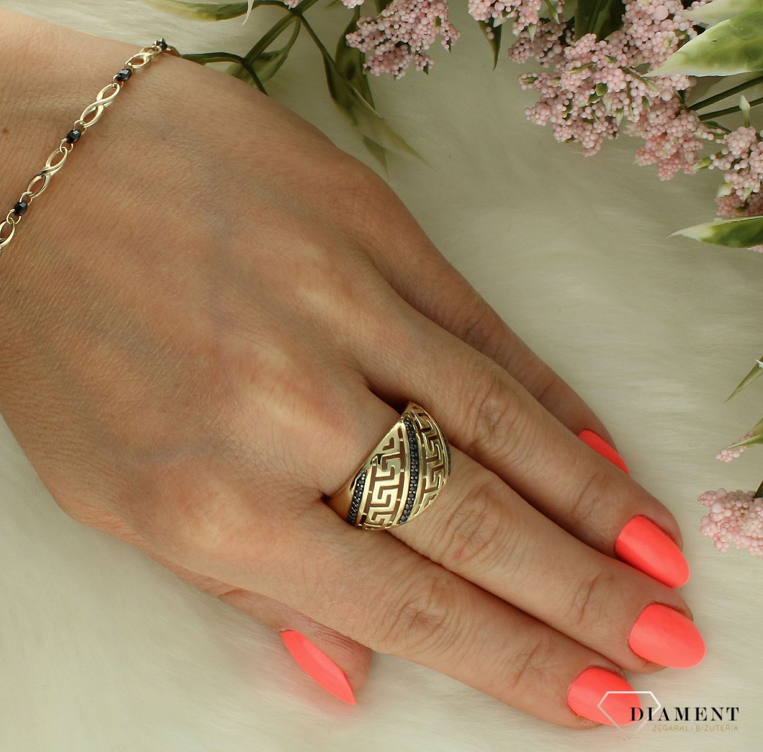 Złoty pierścionek damski 375 szeroki ażurowy wzór z czarnymi cyrkoniami PI 6228A 375.  Złoty pierścionek damski. Złoty pierścionek na prezent. Pierścionek złoty dla kobiety. Złoty pierścionek próby 375. Pierścionek złoty z czarny.jpg